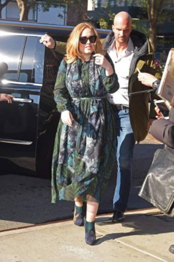 Muy atento Peter Van der Veen con la intérprete de 'Hello'.