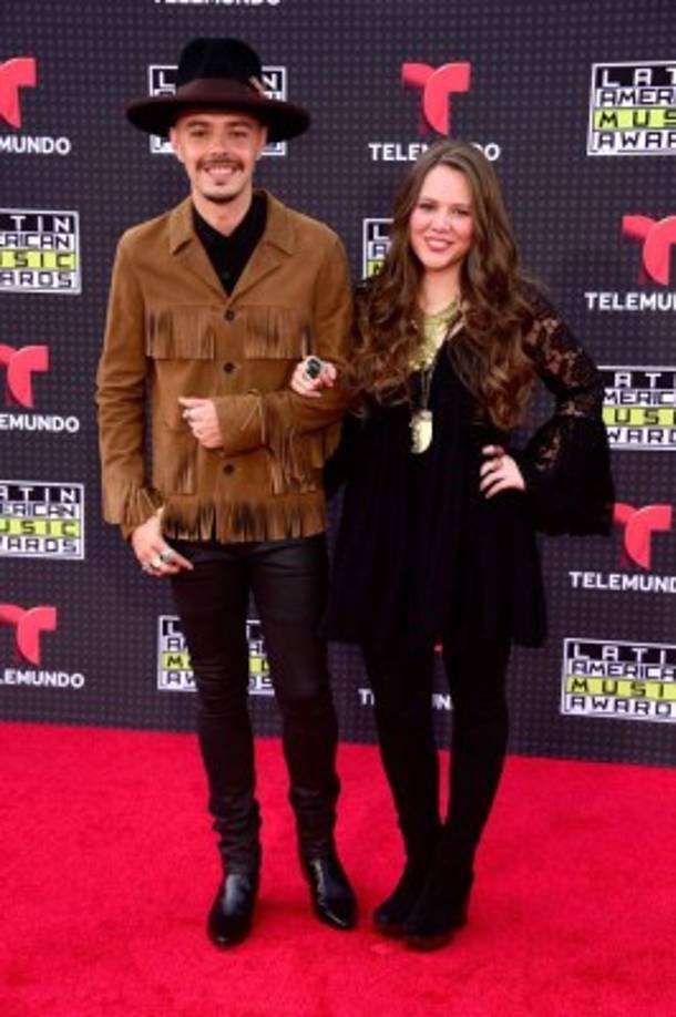 Otros artistas que lucieron muy flamantes fueron los integrantes del dúo mexicano Jesse & Joy, quienes definieron su estilo como fresco y juvenil.
