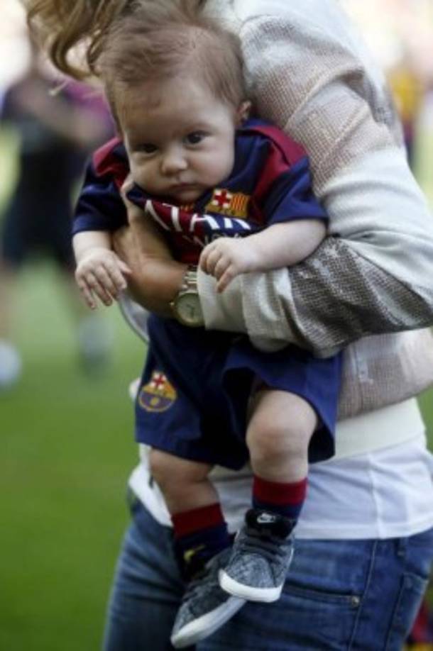 Milan junto a su abuela.
