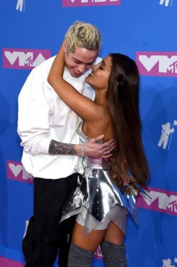 Ariana Grande y Pete Davidson fueron todo un derroche de amor, la pareja se mostró muy cariñosa en cada momento que estaban juntos.