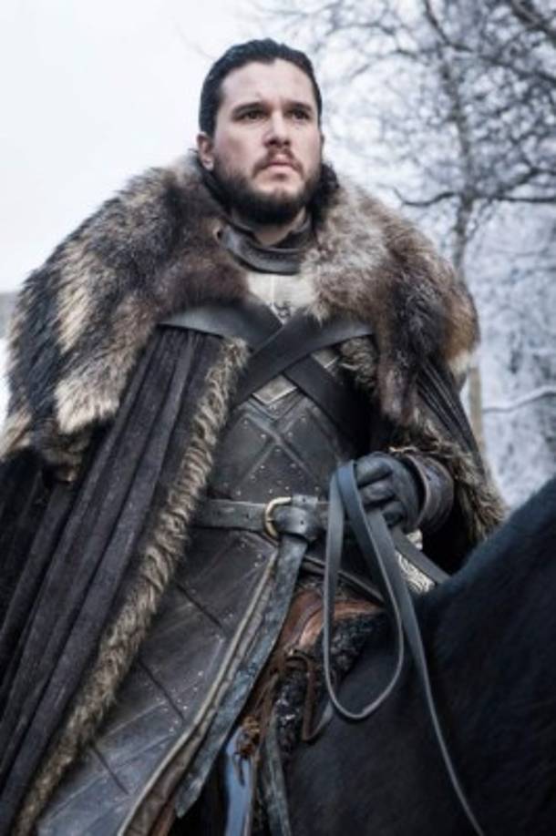 Jon Snow (Kit Harington) <br/><br/>Una de las grandes incógnitas de la historia, la verdad sobre la identidad de Jon Snow, finalmente será revelada a los personajes, ya que, hasta el momento únicamente Bran y Sam saben que es un Targaryen.<br/><br/>Esto representará un problema para el hijo de Rhaegar Targaryen y Lyanna Stark, quien se involucró sentimentalmente con Daenerys, su tía. Además, se rumora que podría ser Azor Ahai reencarnado, por lo que tendrá que sacrificar a su amada para vencer al mal.<br/>