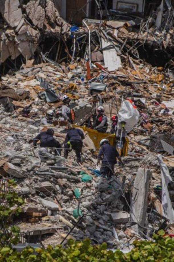 La mayoría de las víctimas mortales identificadas hasta ahora tenían origen hispano, como muchos de los rescatistas, entre los que hay equipos llegados de otras zonas de EE.UU. y también de países como México e Israel.