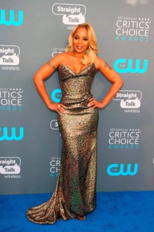 La cantante y actriz Mary J. Blige brilló en un vestido dorado con detalles brillantes en tornasol de Vivienne Westwood.<br/>