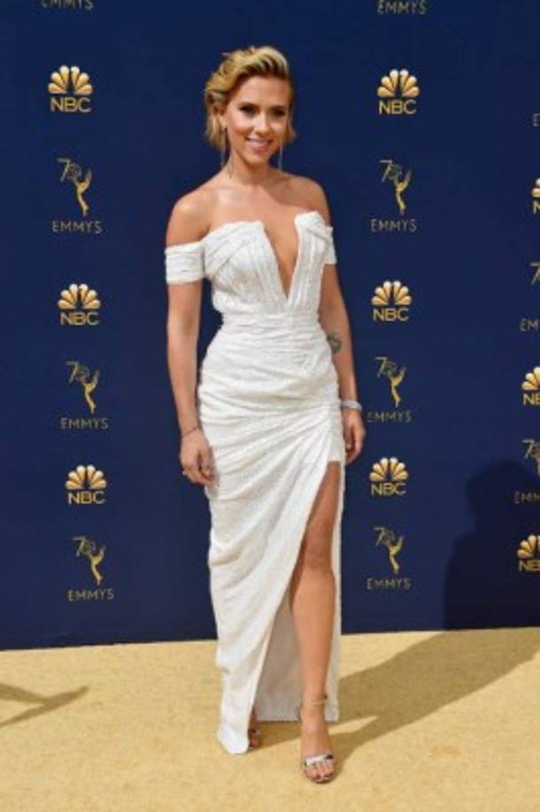 La actriz Scarlett Johansson fue otra de las famosas que optó por el blanco.