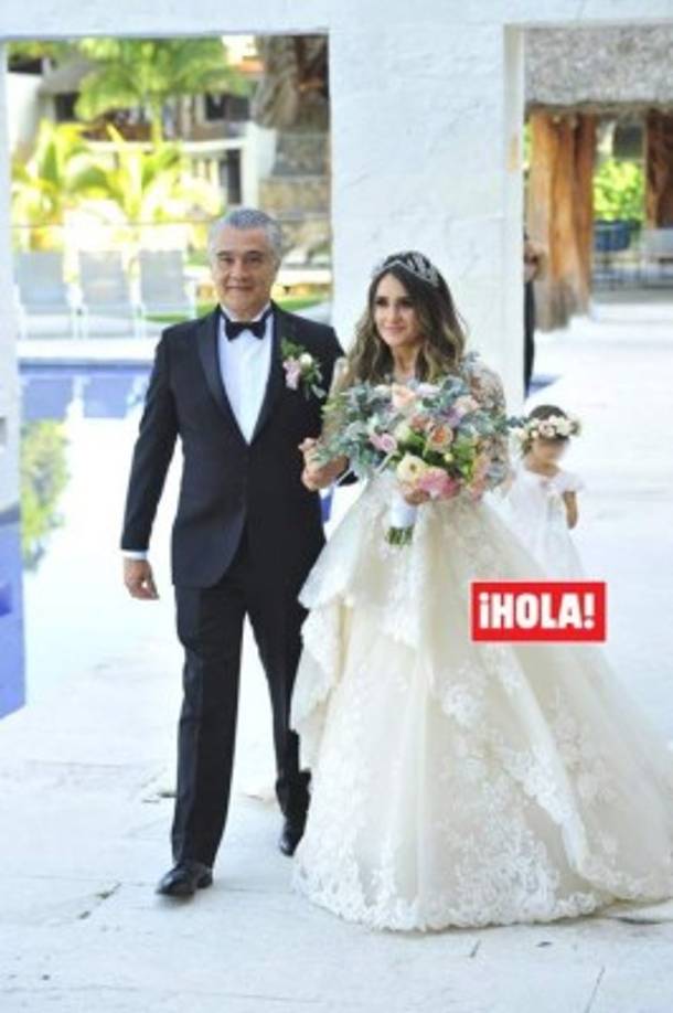 Según la revista Dulce María usó un <a href='https://www.laprensa.hn/espectaculos/1341273-410/mia-khalifa-vistazo-de-su-vestido-novia' style='color:red;text-decoration:underline' target='_blank'>vestido de novia</a>de la colección 2020 Privée de Pronovias.<br/>