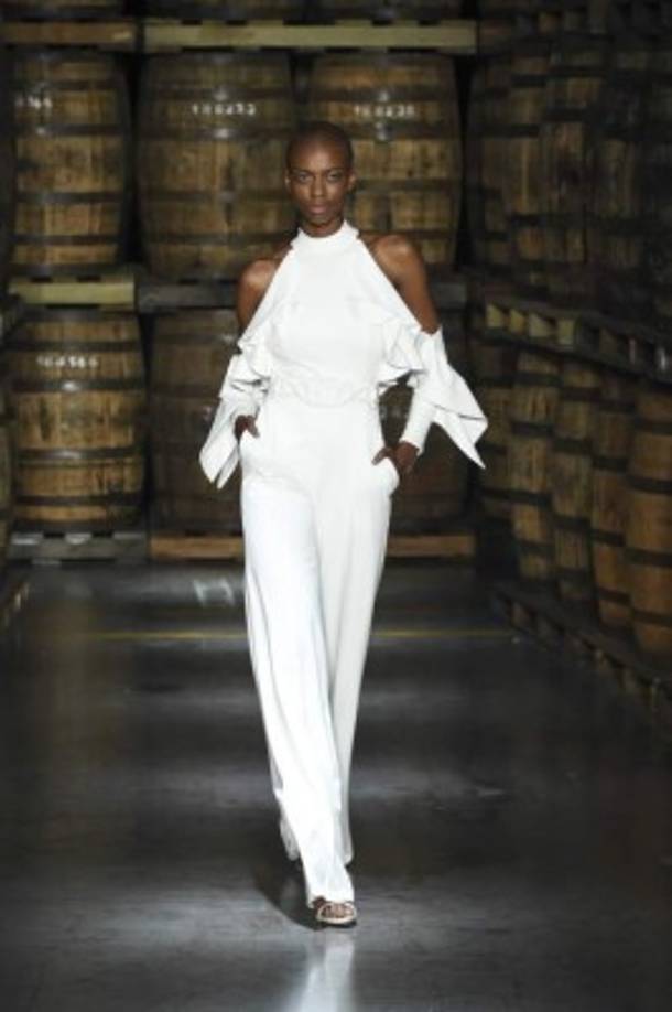 Los 10 vestidos para novia de inspiración audaz e irreverente lograron que los más de 750 invitados a su pasarela se fueran muy felices por la magia creativa del colombiano.