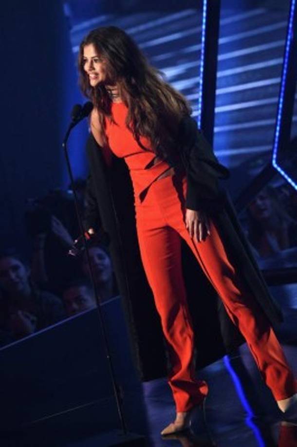 Selena fue la encargada de entregarle el premio a su amiga.