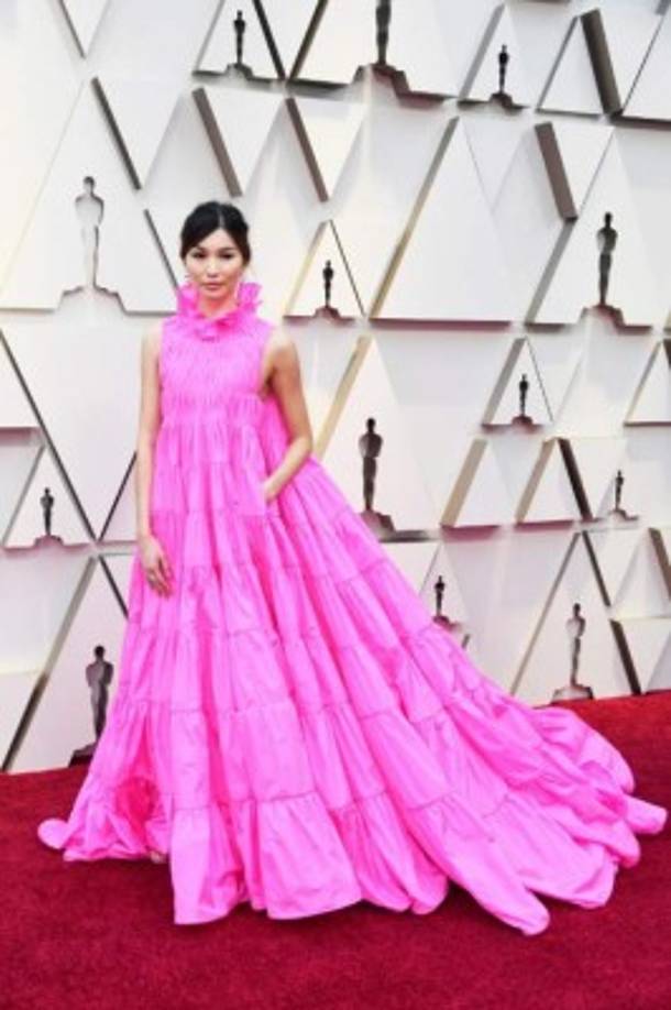 La actriz y modelo británica decepcionó con el look, su vestido color rosa era extramadamente holgado.