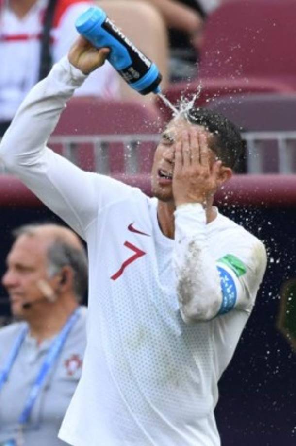 Cristiano se hidrata durante el encuentro.