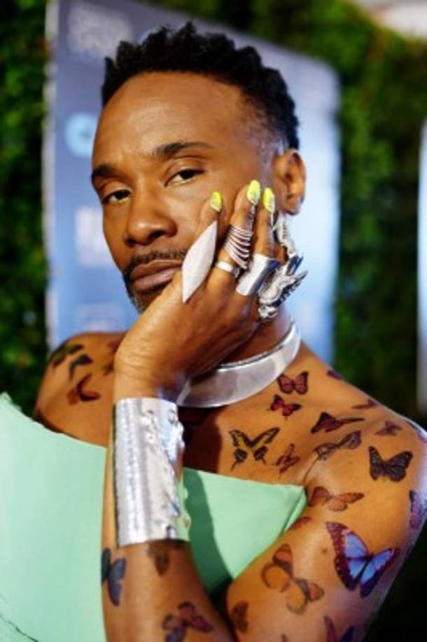 Siempre irreverente a la hora de vestir, Billy Porter sorprendió en los Critics' con un vestido verde y muchas mariposas tatuadas (temporalmente) en todo su pecho y brazos.
