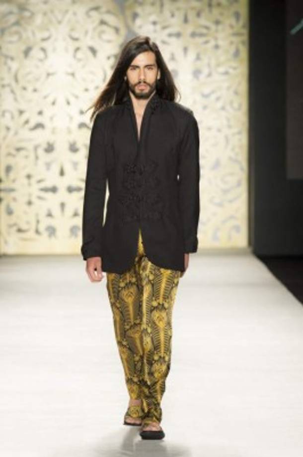 Las chaquetas de sastrería perfecta con detalles de cordones suntuosos y muy coloniales y cuellos altos, blusas tipo caftán con escote vértigo, así como los vestidos de amplia falda y bien elaboradas blusas con bordados ricos en trabajo artesanal.