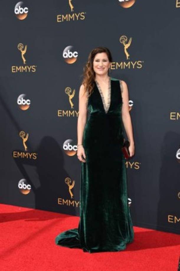 A la actriz Kathryn Hahn no le favoreció este vestido aterciopelado verde que usó en la alfombra roja de los premios Emmy 2016.