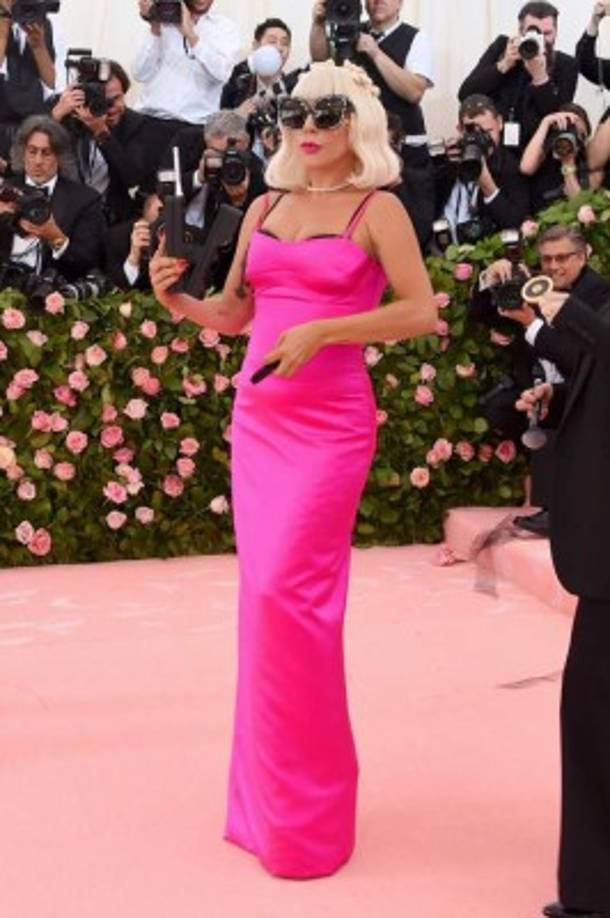 Gaga terminó enfundada en una vestido de satén en color fucsia.