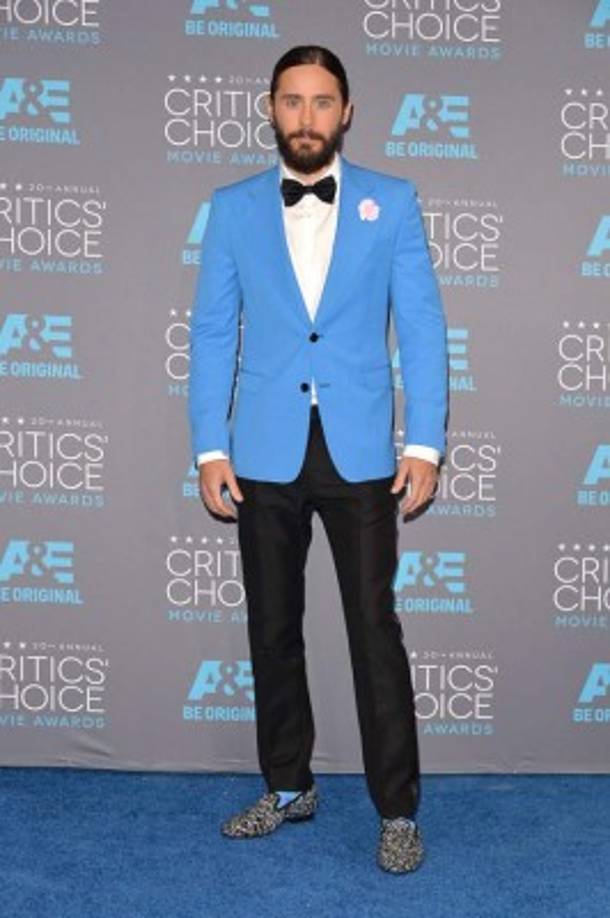 Con este smokin azul cielo y pantalones negros asistió a la 21 entrega de los Critics' Choice Awards.