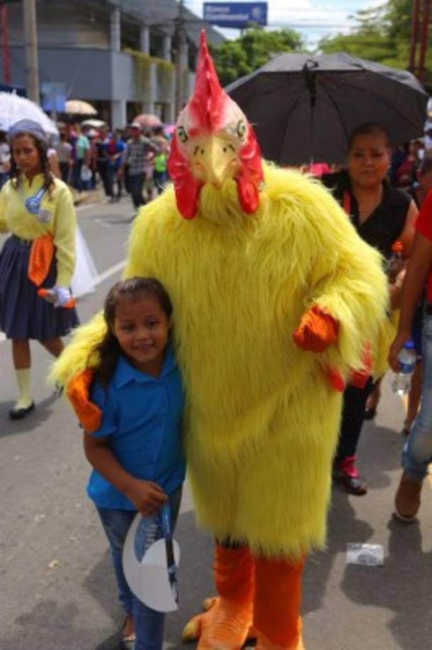 ¿Un gallo en los desfiles? Aunque parezca gracioso muchos de los espectadores a los desfiles aprovecharon para tomarse fotos con este curioso animalito.