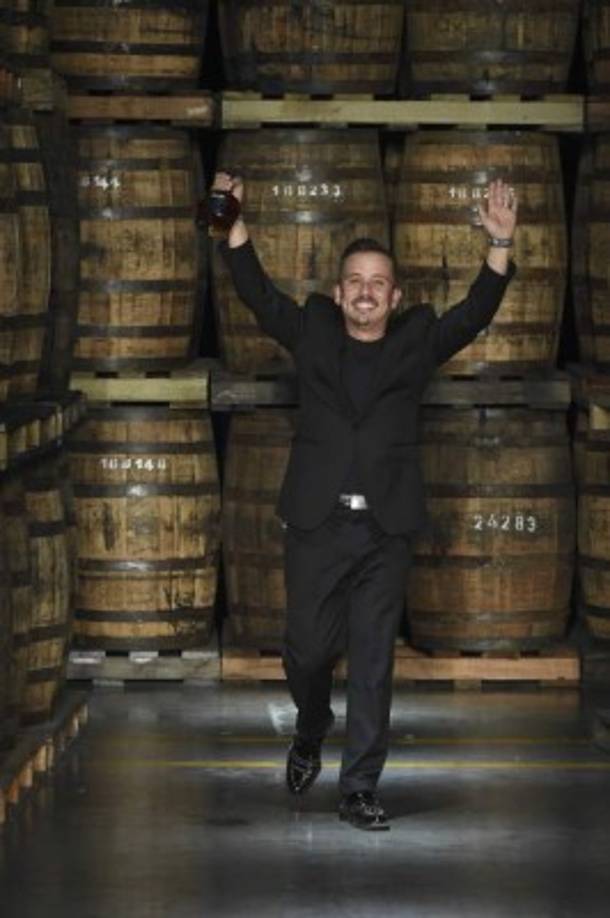 El artista colombiano que salto a la fama al ganar Project Runway versión América Latina, se robó el show con una propuesta basada en el circo y lo psicodélico.