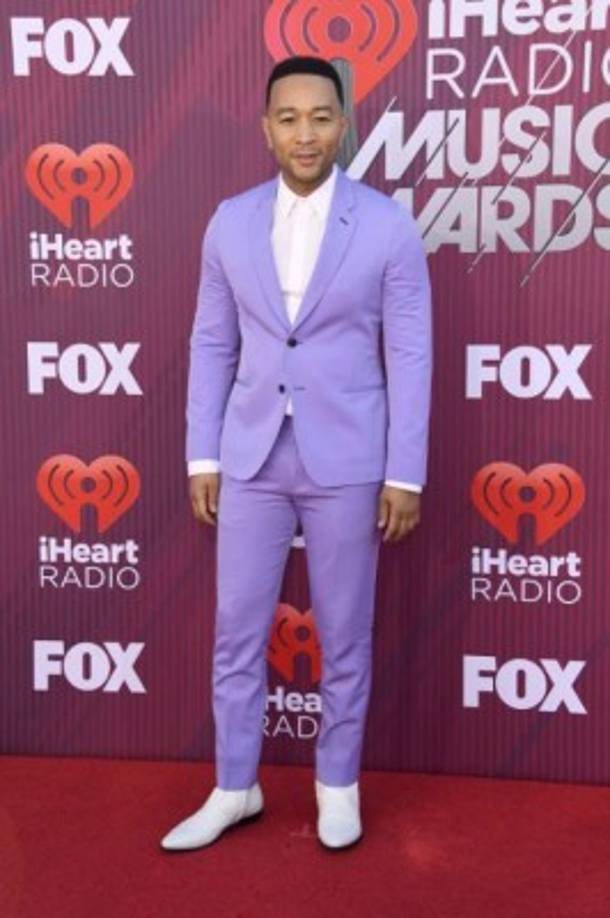 John Legend usó un colorido traje en tono púrpura.