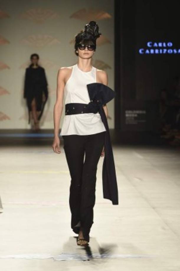 Carlo Carrizosa. Las 25 salidas de este talento eran piezas sobre piezas, mucha arquitectura en la sastrería y patronaje, volumen y feminidad actual. Vestidos asimétricos, pantalones campana, chaquetas, top, faldas con bolsillos y vestidos camilleros fueron creados en telas con cuerpo. Imperó el negro, el azul noche, los marfiles y beige.