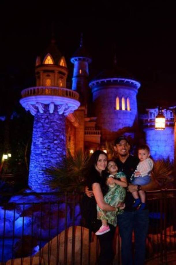 Iván Gabriel junto a su esposa Simona, su hija mayor Florentina Victoria y el más pequeño del matrimonio.