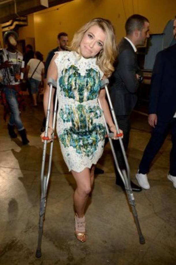 Rachel Platten llegó en muletas.
