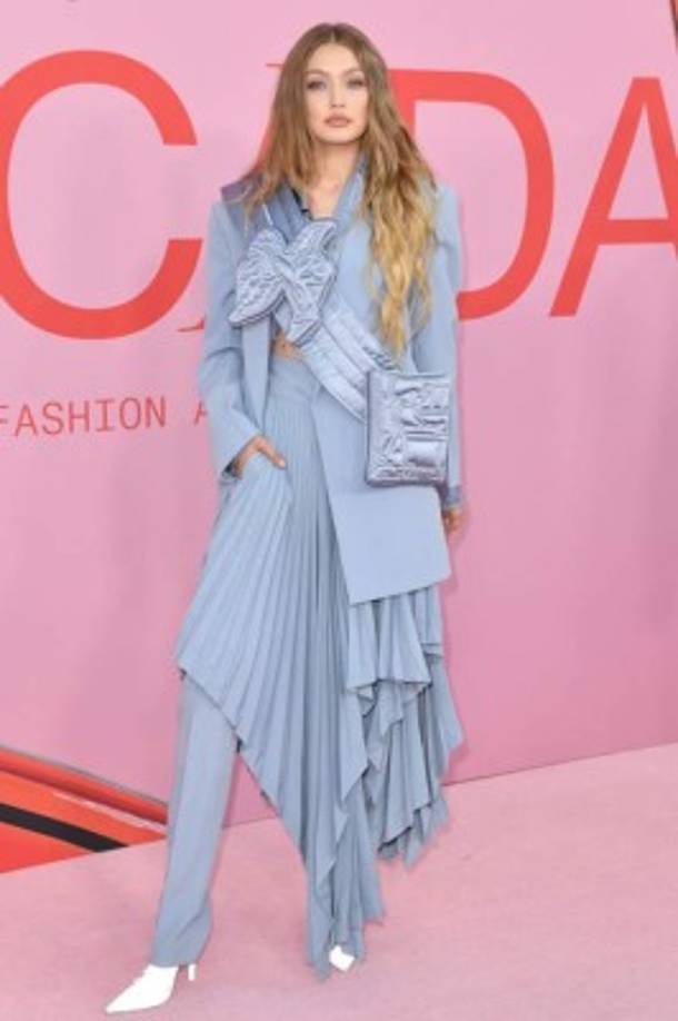 La modelo Gigi Hadid no se decidió por nada en concreto y optó por lucir todos los looks pensados. La maniquí de Victoria's Secret llevaba un atuendo conformado por blazer, falda y pantalón de la casa de moda Louis Vuitton.