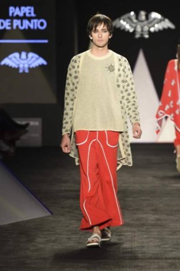 Blanco, negro, cerezo, así como estampados fantasía con un toque de brillo fueron utilizados en la confección de bañadores enterizos, trajes de aires andróginos, camisas masculinas con aberturas laterales, pantalones rectos con bolsas cargo.
