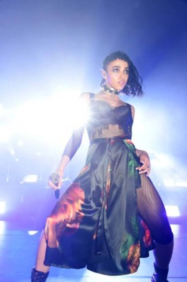 La revista People reportó hace poco que la boda entre FKA Twigs (nombre real Tahliah Debrett Barnett) y el actor Robert Pattinson se había cancelado.