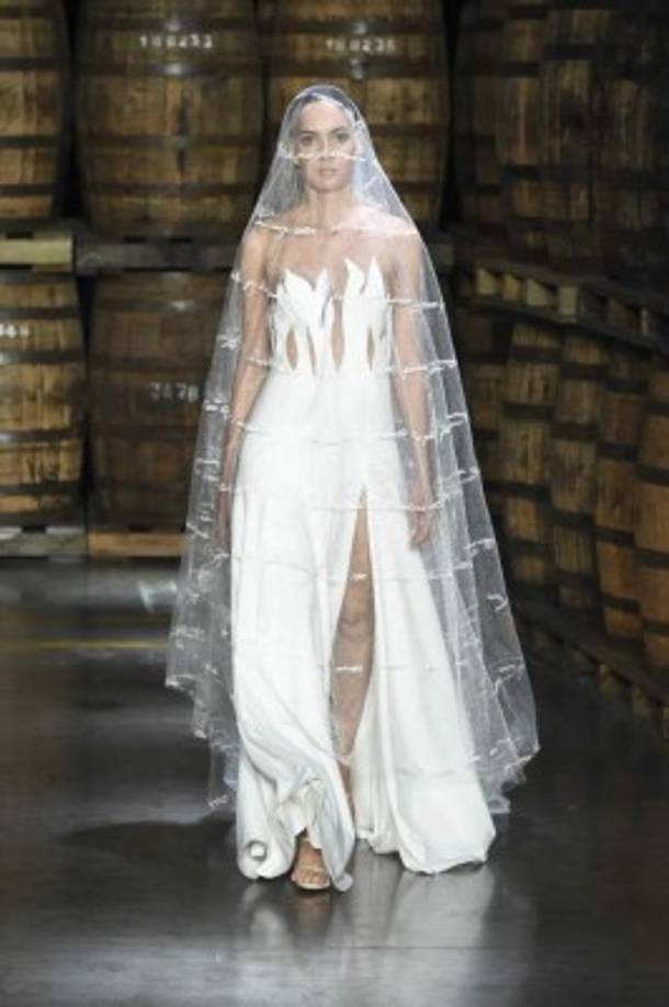 El diseñador logró mezclar texturas y telas que realmente imponen la manera de vestir de la mujer colombiana.