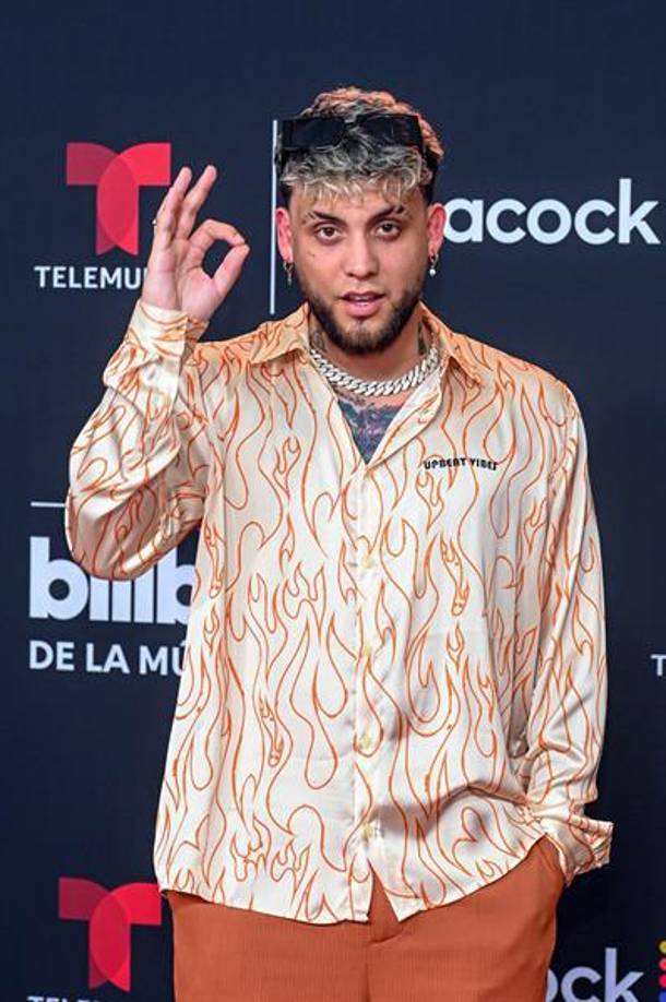  El cantante venezolano Adso Alejandro posa a su llegada a la alfombra roja de los Premios Billboard de la Música Latina hoy jueves en el Watsco Center en Coral Gables, ciudad aledaña a Miami, Florida (EE. UU). Marcas de lujo y casas de alta costura abundaron en la variada alfombra roja de la edición 2022 de los Premios Billboard a la Música Latina, en la que lo que más llamó la atención fue la ausencia de los artistas con más nominaciones.