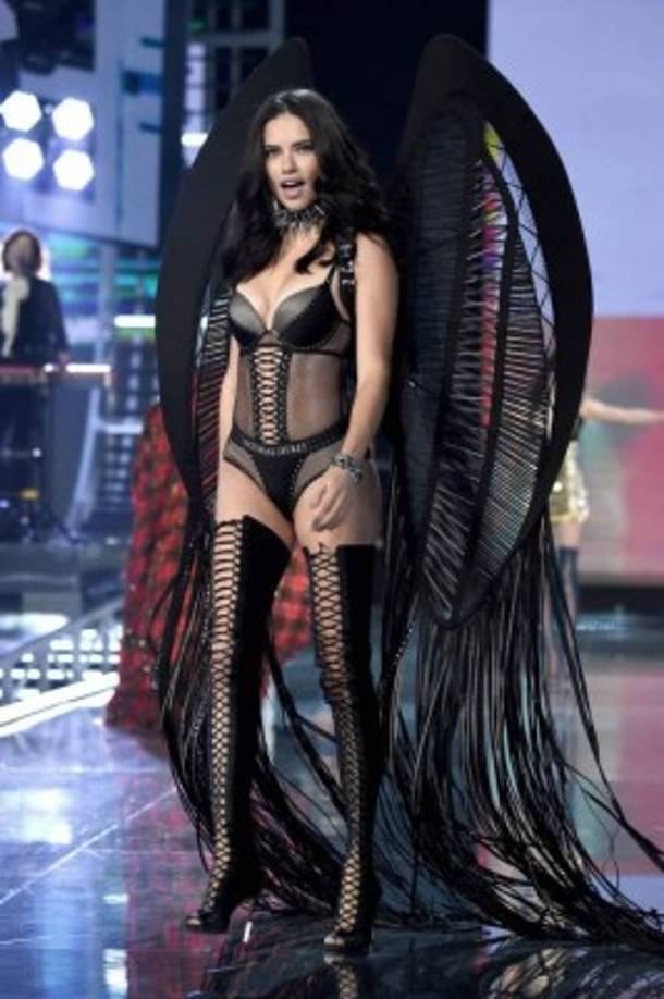 Era difícil de creer que la deslumbrante modelo fuera una madre de dos mientras mostraba cada centímetro de su cuerpo bronceado y tonificado en otro conjunto sexy: un mono negro transparente combinado con altas botas hasta los muslos.