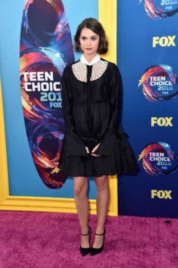 La actriz Maia Mitchell lucía demasiado tétrica con este vestido, tal vez sin las mangas estilo campana le hubiera ido mejor.