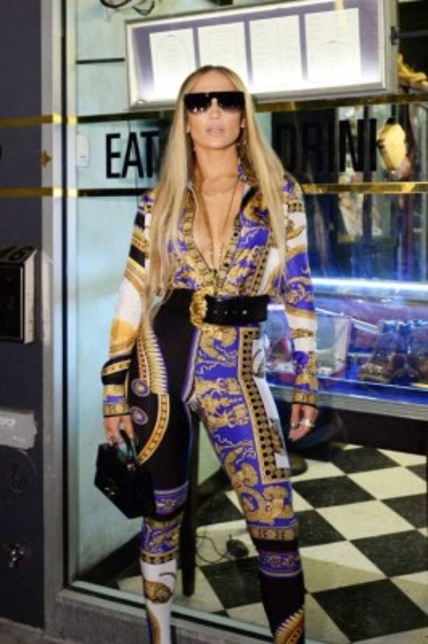 Para el after-party en Beauty & Essex, JLo usó unos leggings y camisa con el mismo patrón, sujetada con un cinturón negro.<br/><br/>
