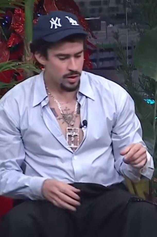 En una entrevista con la revista “Alexandra a las 12” de Puerto Rico donde promocionaba su dico ““DeBÍ TiRAR MáS FOToS”, el reconocido artista detalló varias curiosidades que le pasan en su cuerpo.