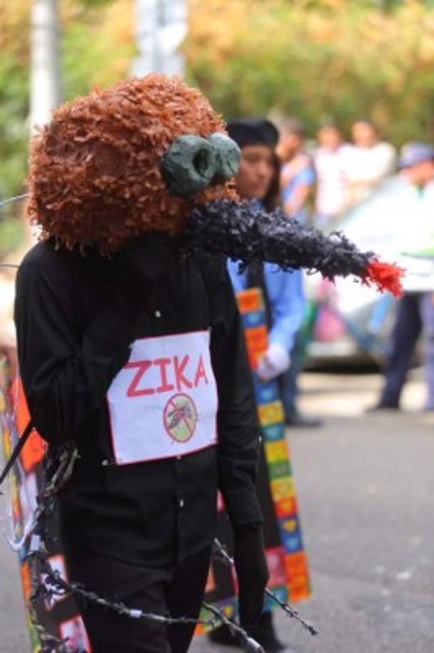 Para que el mensaje no pase desapercibido, este jovencito representó al zancudo del Zika y mostró lo malo que puede ser.