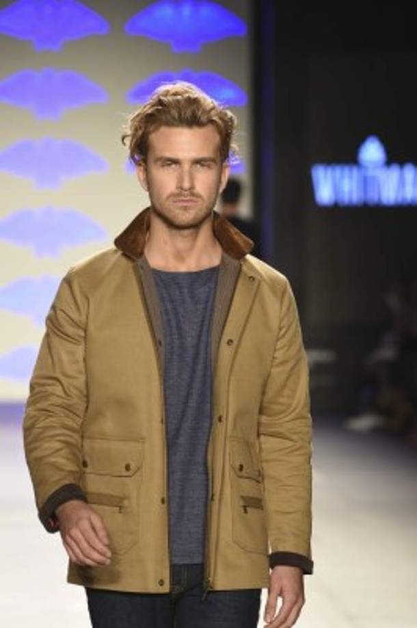 Whitman. Es moda masculina con lujo accesible. Tonos como el borgoña, el café con leche, el vino, los grises y el azul índigo destaca en piezas muy sobrias y elegantes.Todo está inspirado en el cuadro “El caminante sobre el mar de nubes” de Caspar David Friedrich. Hay una fuerte influencia militar y de sastrería clásica.<br/>Una propuesta vanguardista pero con esencia contemporánea.
