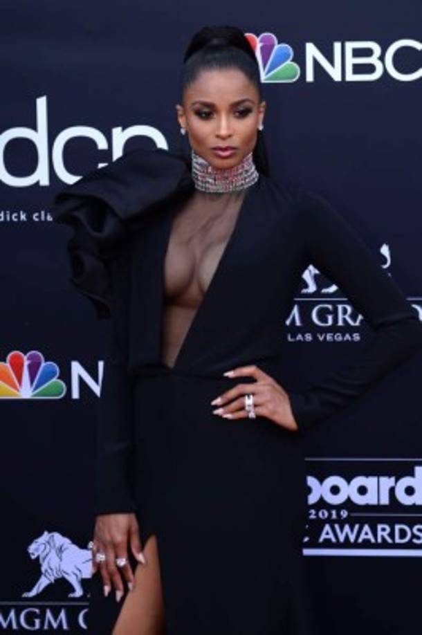 Ciara se robó miradas con su pronunciado escote.