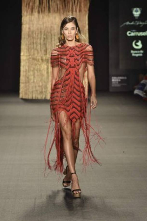 Andrés Pajón. La colaboración con las comunidades Embera y Kuna dieron un resultado excepcional con piezas de texturas orgánicas, sensuales y sugestivas. Los accesorios estuvieron a cargo de La Libertad, Oropéndola y Natalia Melguizo. Capas de elementos artesanales elaborados con amarres en macramé son el distintivo en una propuesta que se pinta de rojo escarlata, negro, dorado y el beige.