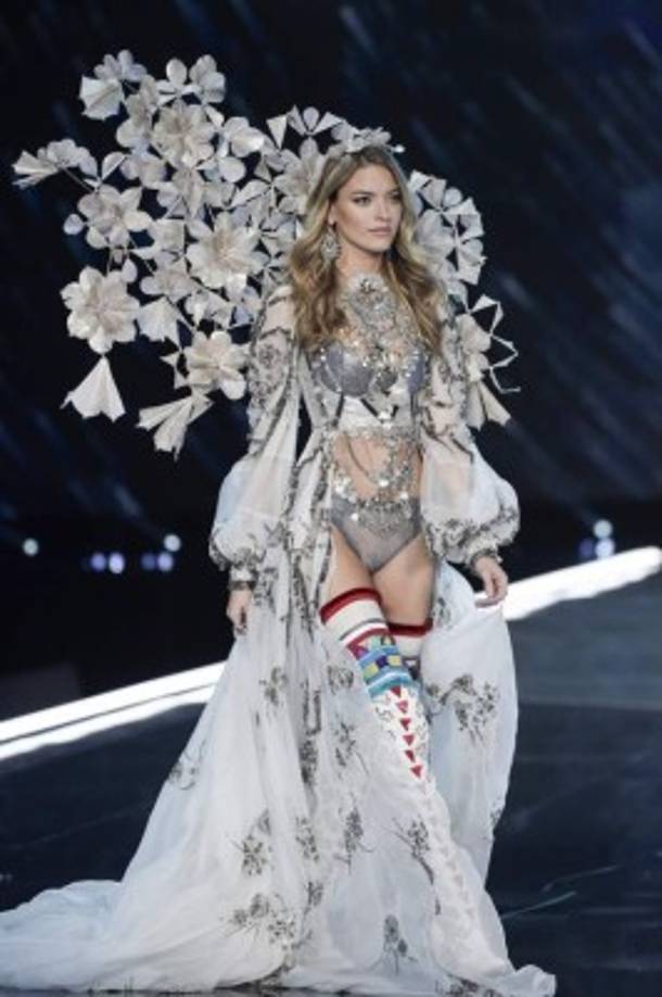 Martha Hunt deslumbró con una falda glamorosa de estilo etéreo que se adhirió a su lencería de plata.