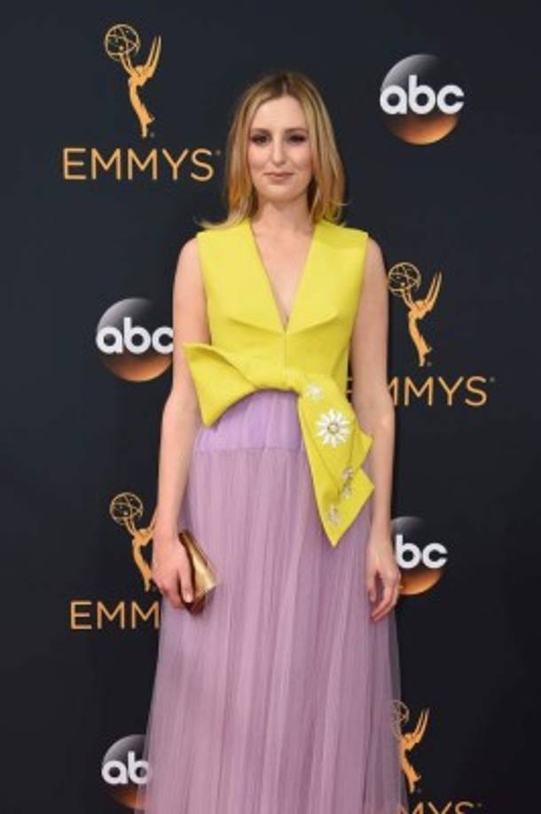 Laura Carmichael combinó los colores amarillo y violenta en la alfombra roja de los premios Emmy 2016.