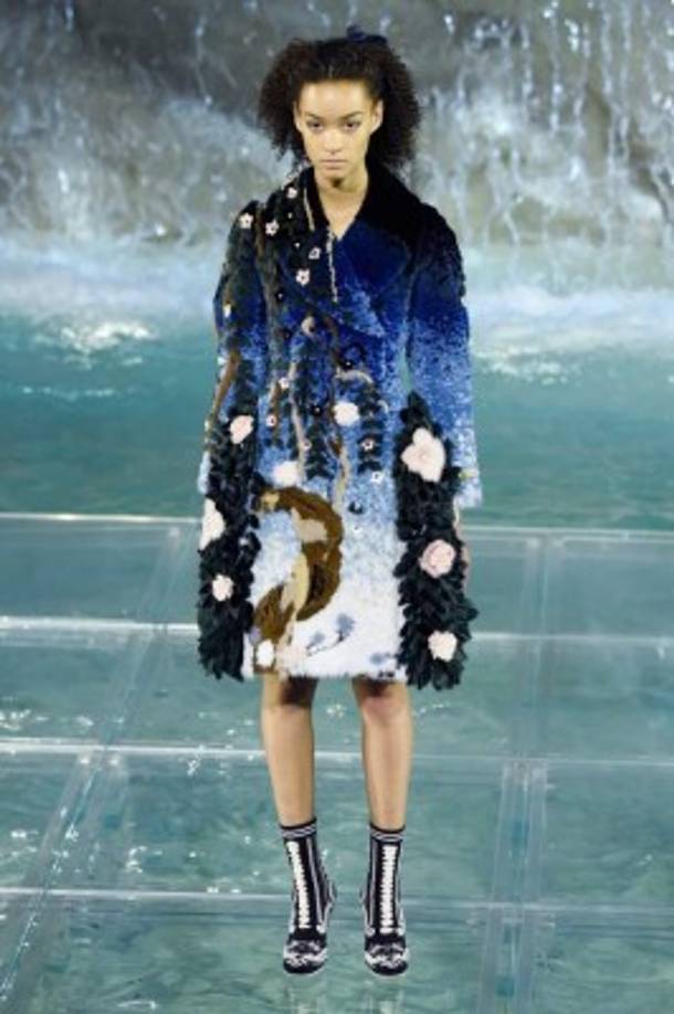 En cuanto a los accesorios, llaman especialmente la atención los botines con cordones al más puro estilo ‘Mary Poppins’ que el diseñador ha modernizado con colores inesperados como el verde oliva o el azul cielo.