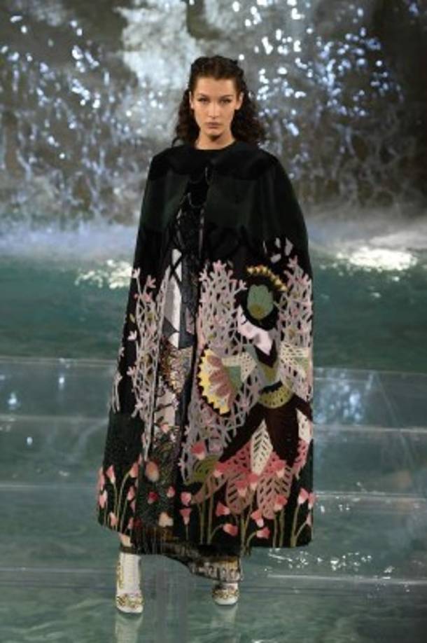 Bella Hadid fue una de las protagonistas del desfile, ¿ha desbancado a su hermana Gigi?