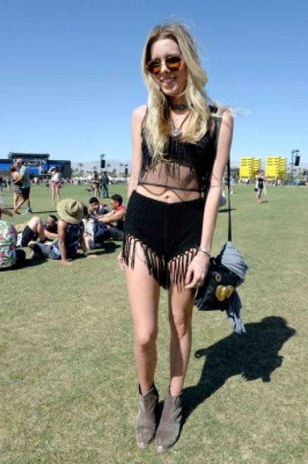 2. Atrás quedaron los días en los que el negro no se usaba en el calor. Ahora la tendencia es llevar ropa fresca con un aire entre gótico y gitano.