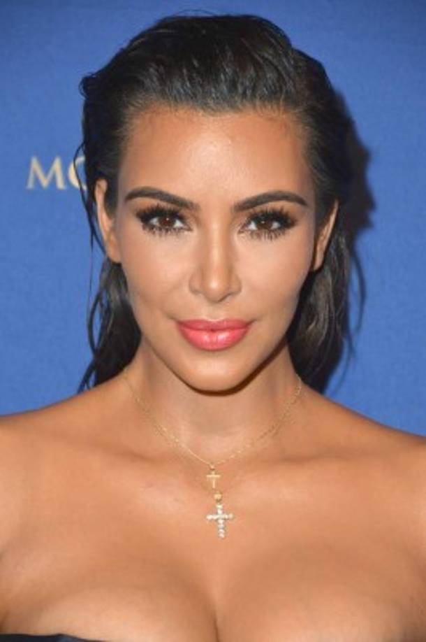 Kim hizo que su maquillaje resaltara sus ojos miel y labios carnosos.