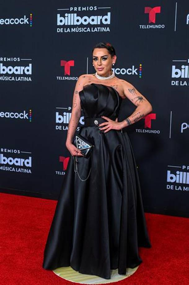  La tiktokera mexicana Kunno posa a su llegada a la alfombra roja de los Premios Billboard de la Música Latina hoy jueves en el Watsco Center en Coral Gables, ciudad aledaña a Miami, Florida (EE. UU). Marcas de lujo y casas de alta costura abundaron en la variada alfombra roja de la edición 2022 de los Premios Billboard a la Música Latina, en la que lo que más llamó la atención fue la ausencia de los artistas con más nominaciones.