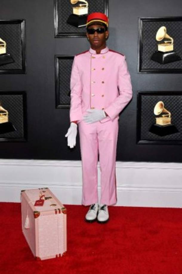 Tyler, the Creator llegó vestido de botones, incluso llevó una maleta.