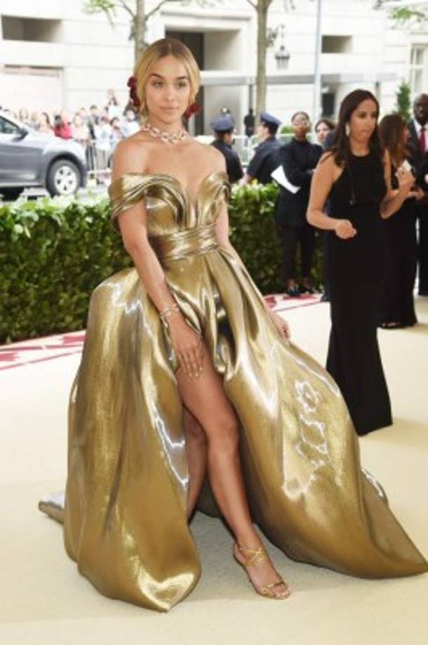 La modelo Jasmine Sanders lució bellísima con este modelo en tonos dorados de H&M.