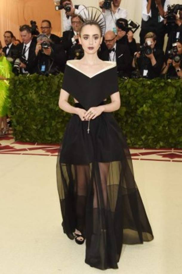 Lily Collins se adaptó perfectamente a la temática de la noche. La actriz eligió un diseño de Givenchy, adornado con una corona y apliques faciales. También portó un rosario en sus manos.