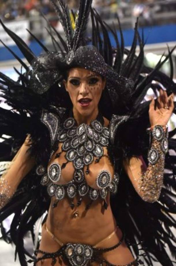 Derroche de sensualidad dejan a su paso las bailarinas durante el carnaval.