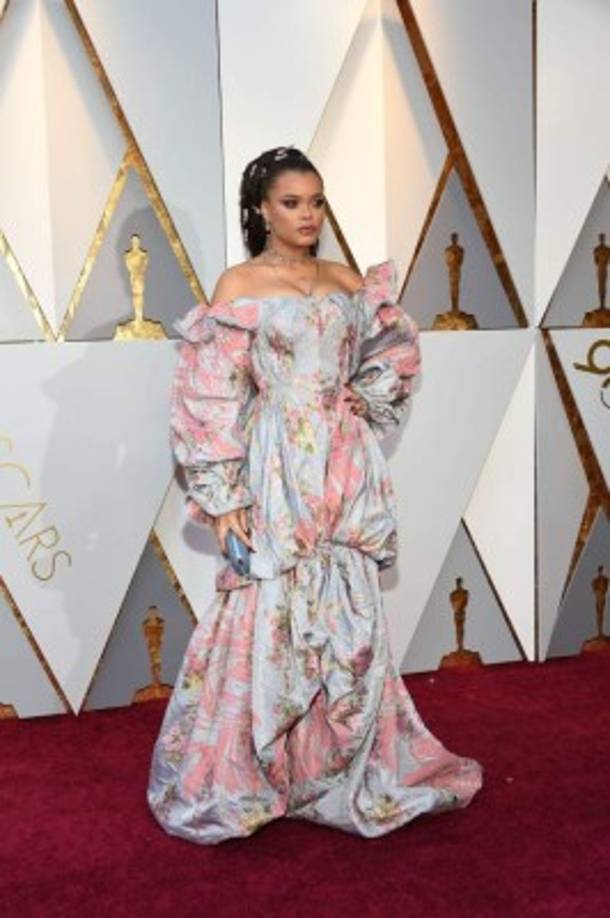 La actriz Andra Day, que tiene un rostro parecido a la cantante Rihanna, no lució un vestido conforme a su silueta.