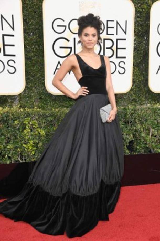 El vuelo del vestido de Zazie Beetz es llamativo pero no se ve elegante.